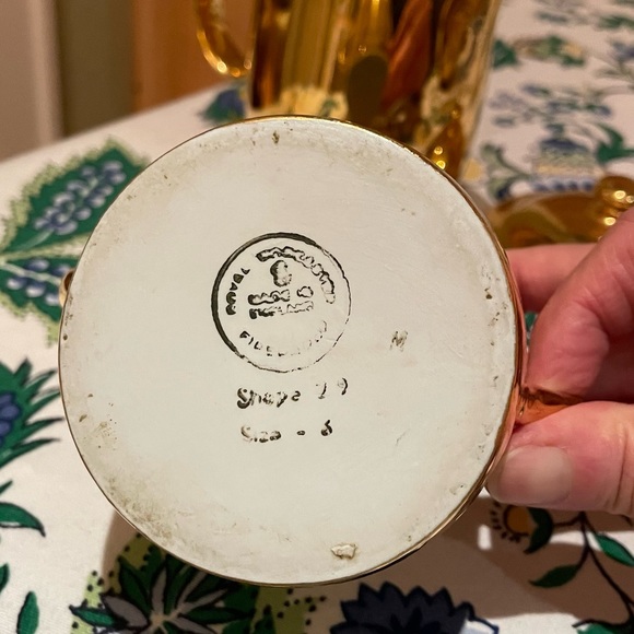 Beautiful gold sugar and creamer set by Royal Worchester. - Picture 3 of 4